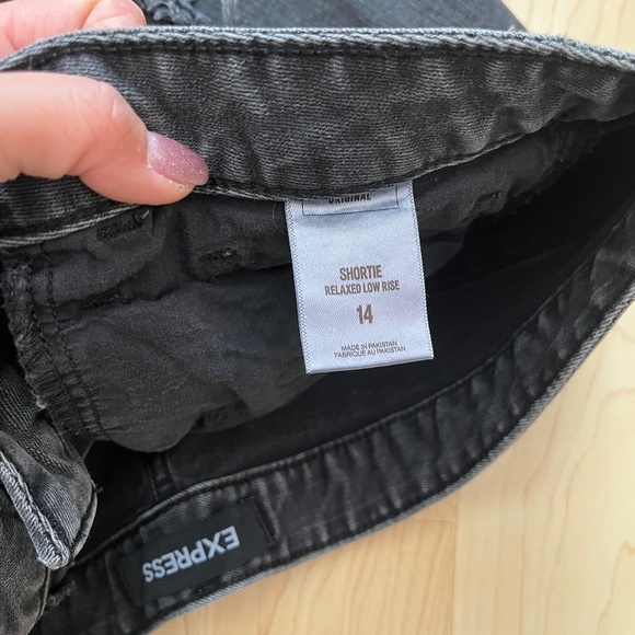 Express Relaxed Low-Rise Shortie - Picture 3 of 4